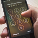 Imagen para el artículo titulado Este fallo permite saltarse la pantalla de bloqueo de cualquier iPhone usando Siri